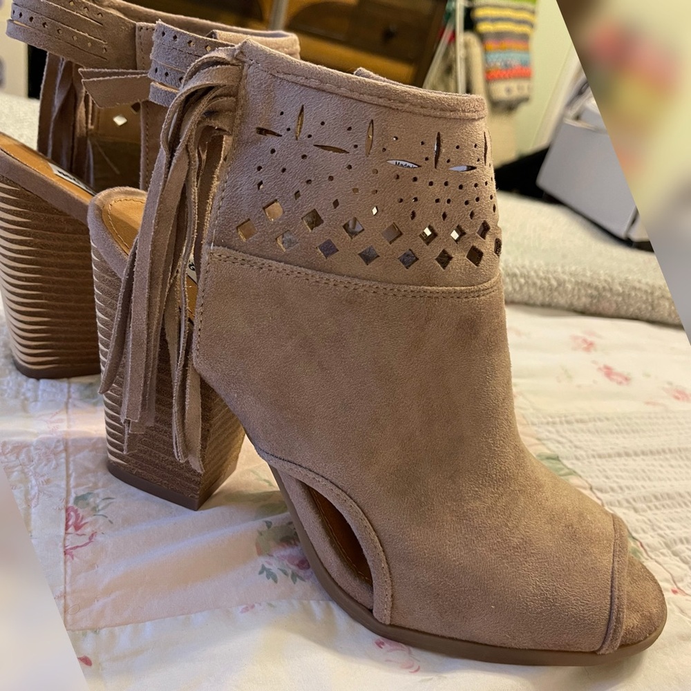 Not Rated Open Toe Tan Faux Suede Fringe Block heel Booties Sz 10 NIB - Picture 5 of 9